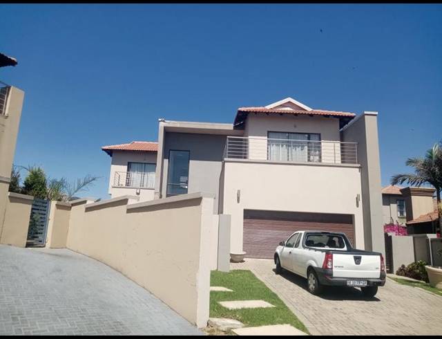 4 BEDROOM CLUSTER FOR SALE IN STRUBENSVALLEI